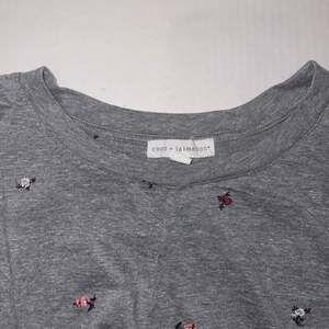 Coco + Jaimeson women gray floral embroidered pattern short sleeve tee XL
